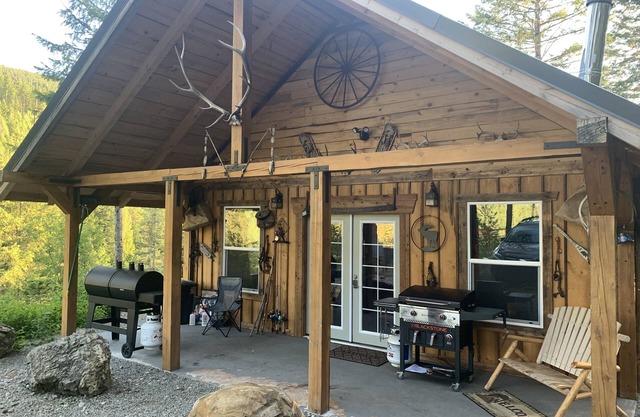 Away from it all cabin Booking for the 2025 season. Winter recreation getaway