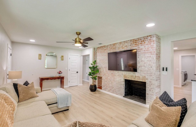 ‘Away in Paris’ Retreat w/ Workspace, 2 Mi to Dtwn