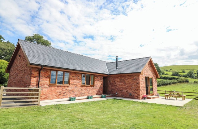AWEL Y BRYN, family friendly, character holiday cottage in Rhayader