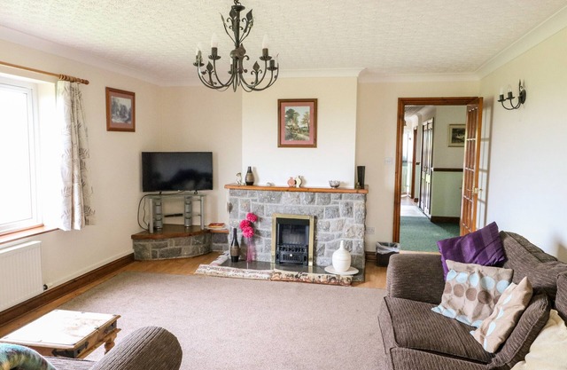AWEL Y DDOL, pet friendly, character holiday cottage in Llanerchymedd