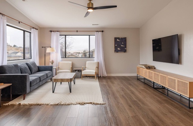 New! Awesome deck with mountain views and no rear neighbor!