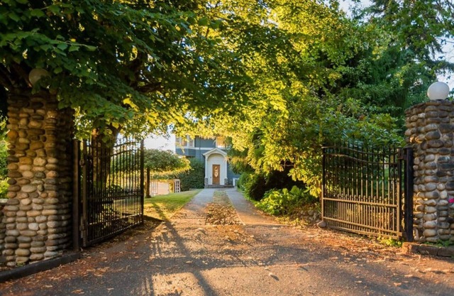 Drei Häuser an einem privaten Strand - Kajaks, Gras und ein Sportplatz. Komm bleib