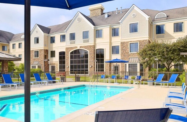 Awesome Find! Kitchen, Pool, FREE Parking & Bfast, Close to Willard Woods!