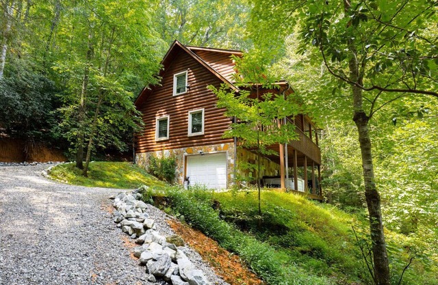 Awesome Kid, Pet Friendly with Game Room, Hot Tub, Firepit, close to waterfalls