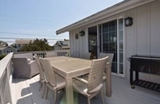 Awesome views of South River. 2 blocks to the beach.. Wrap around Deck.