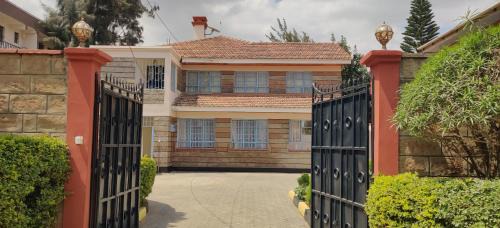 Axis Garden Suites 8-Bedroom Villa Near JKIA & SGR Sleeps 16 Private Garden Retreat in Syokimau