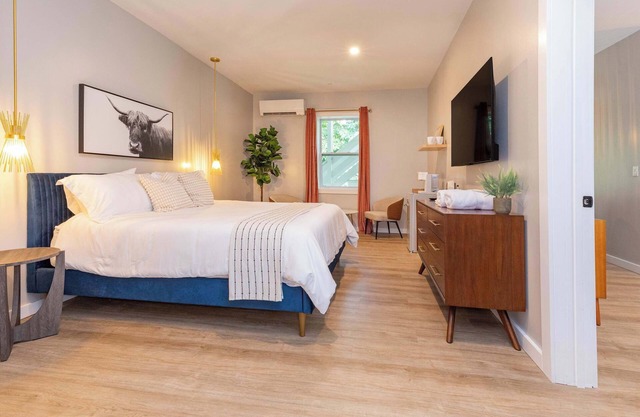 Azalea Deluxe King Suite at The Dogwood