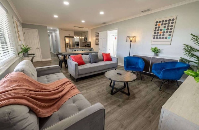 Relax & Unwind: 4BR Home w/ Pool in Hollywood