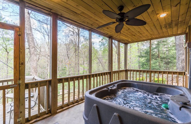 New Listing! Azure Springs - 3 Bed Cabin, Hot Tub