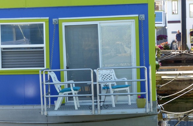 B&B Float home IN the sea Ocean view Mins to town, beaches restaurants UNIQUE!
