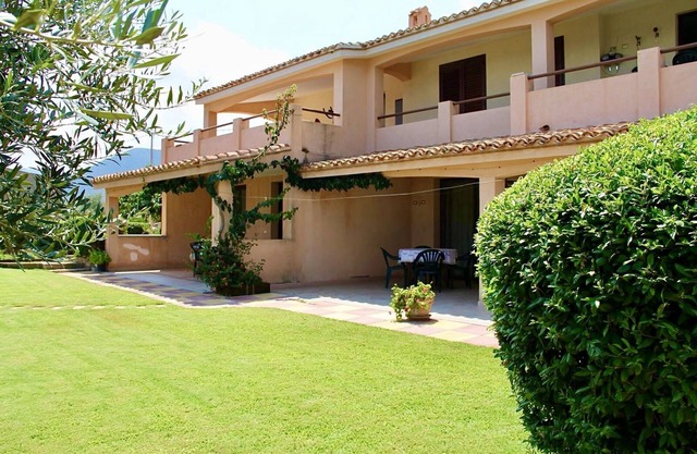 B - Cozy apartment in Sardinia with garden and sea view for 3 people