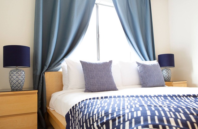 B1-Mitte des Jahrhunderts inspirierte 2-Bett-Apartment w / Offsite Hot Springs Access