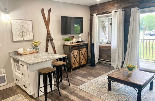 B107 · Mountain getaway!Remodeled 1 bedroom,Pool, hot tub