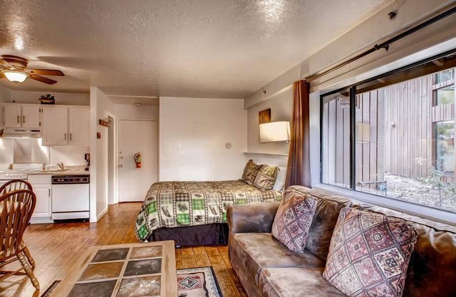 Studio B112 ist mit einem Queen-Size-Bett regelmäßig, plus Schlafsofa, und einem einzigen voll b ...