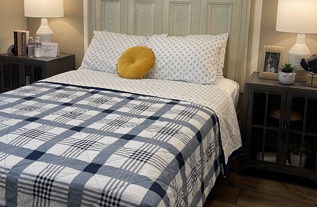 B2- Nice Private bedroom and bathroom in Roseville