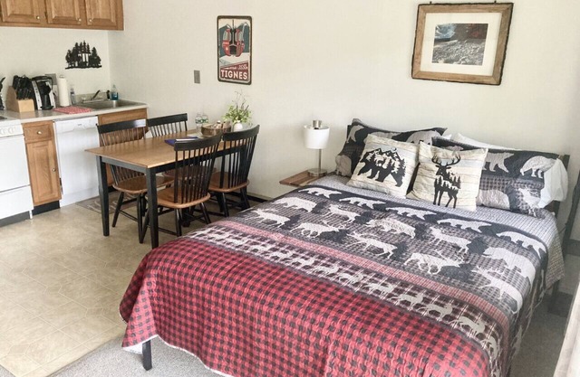 B203 - Adventure Awaits! Loon Mountain Studio apt w/Pool & Hot Tub