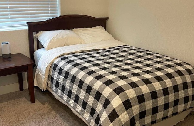 B4- Cozy room with private bathroom at west park