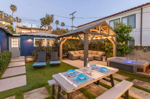 B5331 La Jolla Beach Bungalow