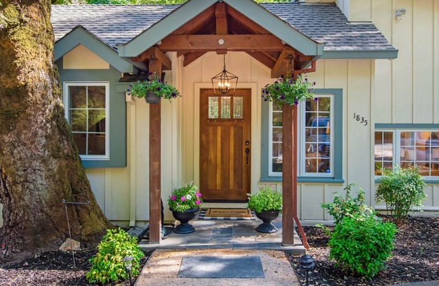 Babbling brook and bubbles. Wine country hideaway on the creek!