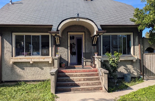 Bachelor Basement Suite of Older House in Cedar Cottage East Van. Pet Friendly!