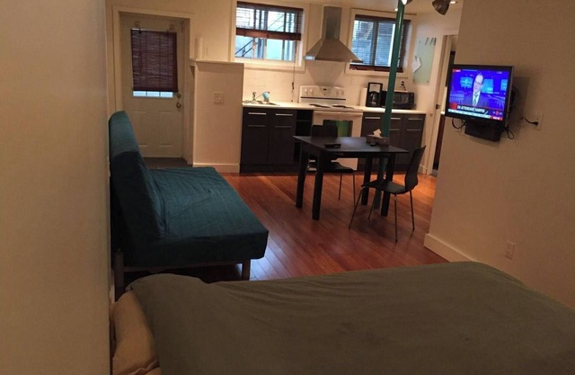 Bachelor Pad Metro Rosemont