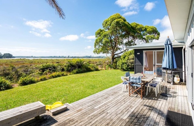 Back Bay Beauty - Sunny, pet-friendly kiwi bach with lovely estuary views and access