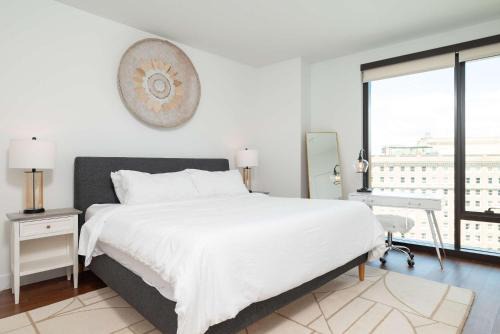 Back-Bay Lux Central 2BR Condo with Rooftop and Parking