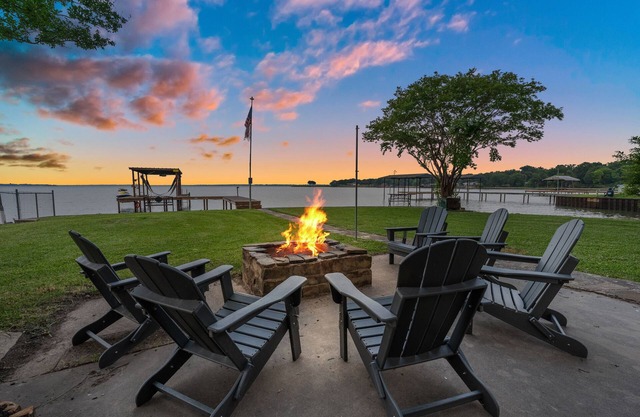 Cozy cottage + bunkhouse: hot tub, dock, kayak/SUP, firepit, fishing, EV plug