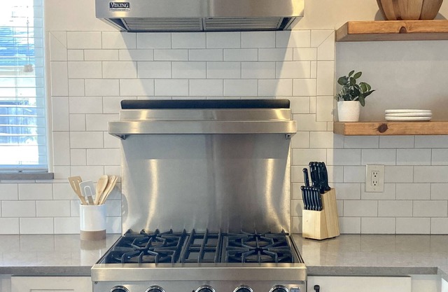 Backbay Getaway- Dog Friendly - Luxury Home - Hot Tub