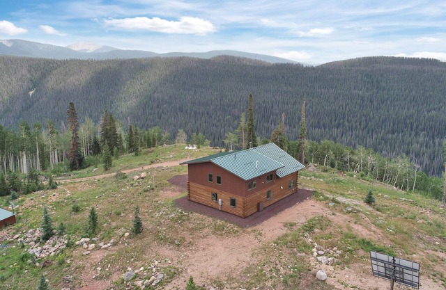 Backcountry cabin in private location with full kitchen & mountain views