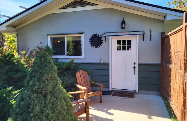 Backyard Guesthouse close to Nelson. Pet-Friendly!
