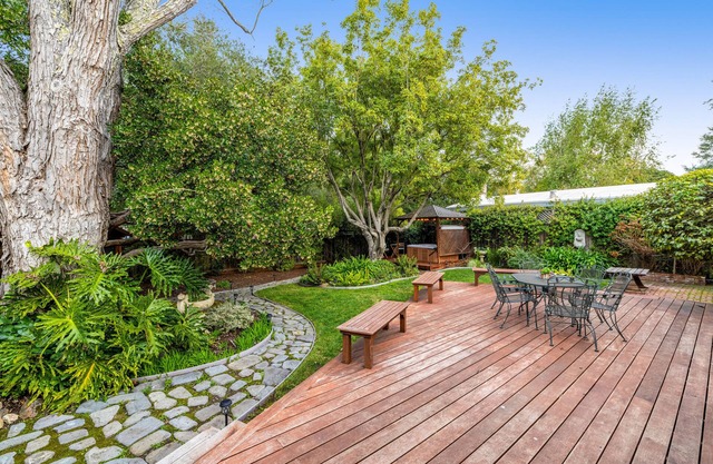 Backyard Oasis, 3/1 Home w/ Hot Tub & Central AC