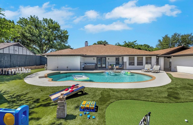 Backyard Oasis: Pool, Hot Tub, Giant Chess & Mini Golf