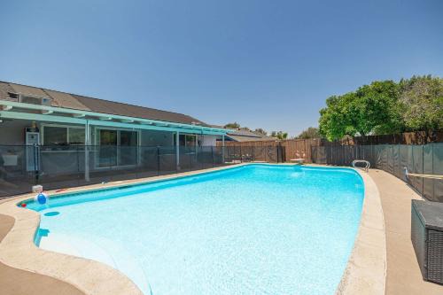 Backyard Oasis Private Villa Pool Hot Tub