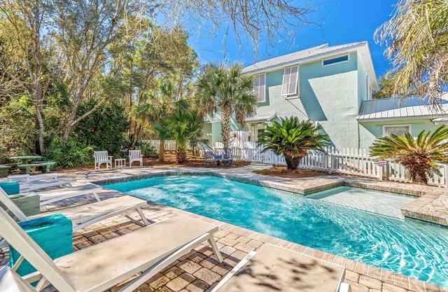 NEUE LISTE: 1 Block zum Strand, privater Pool, RENOVIERT