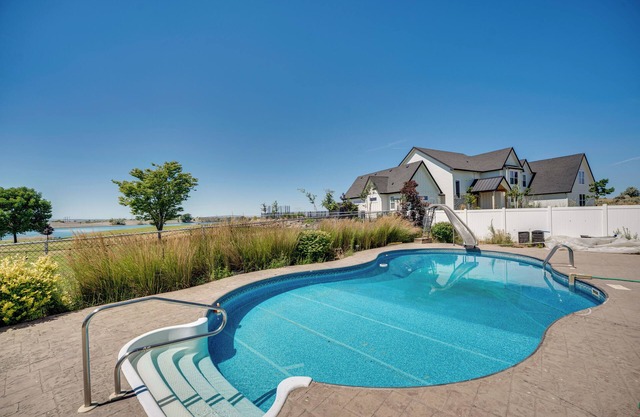 Backyard Oasis w/ Outdoor Kitchen! Moses Lake Home