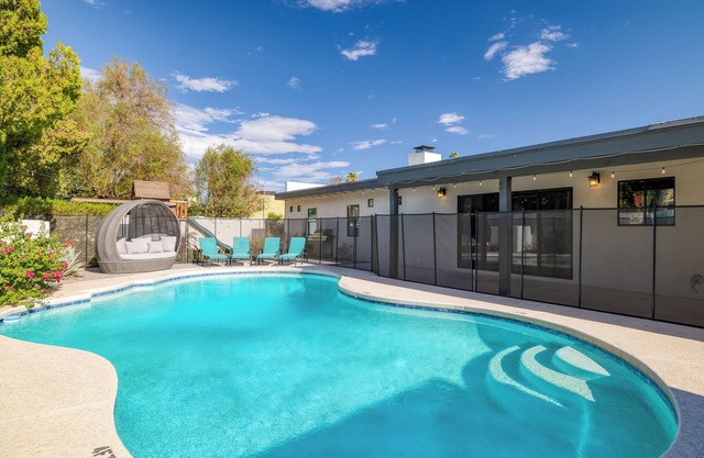 Backyard Pool, PuttingGreen, Playground | Modern 5BDR | White Agate by AvantStay