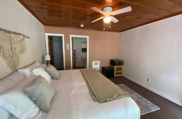 Badger Sierra, king room 1