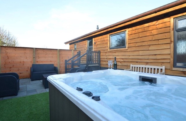BADGERS DEN- Eine luxuriöse Lodge, 2 Schlafzimmer mit eigenem Bad und privatem Whirlpool