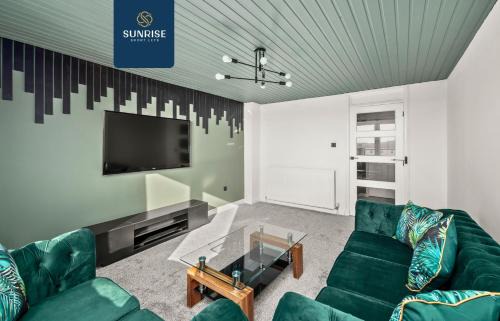 Baffin Townhouse - 3 bedrooms with 4 beds, Newly Refurbished, Fully Equipped, Free Parking, Amazing Views - Long Stays Available, INVOICE and REDUCED PRICE only via SUNRISE SHORT LETS Dundee