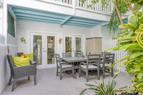 Bahamian Reed by AvantStay Walk to Everything w Community Pool Week Long Stays Only