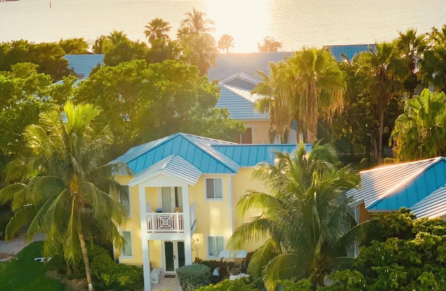 Bahamian Rhapsody: 2-Story Treehouse in Prime Location Boat slip available 40ft