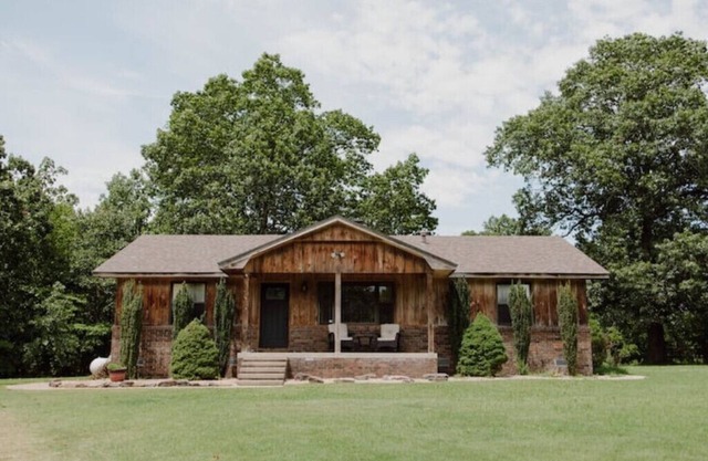 Bailey's Woodland Retreat w/HotTub Near Lake - Pet Friendly!