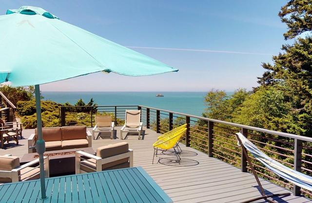 Baker Beach House - NEW LOWER RATE & GREAT VALUE w/ Hot Tub and ocean views!
