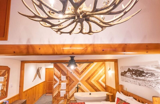 Baker Creek | Jacuzzi Suite
