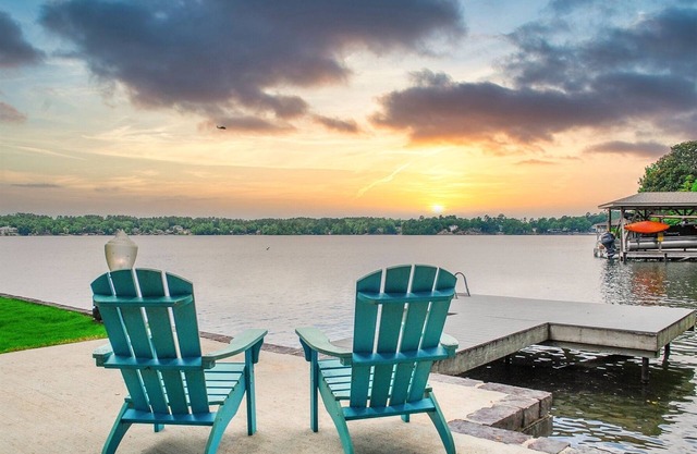 Balboa Beauty - Ideal location in Hot Springs Village on east side of Lake Balboa with level walk to lake with swim dock