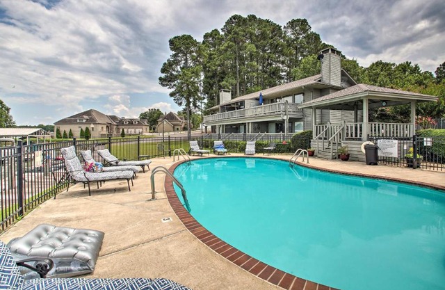 Balcony and Lake Access Hot Springs Getaway!