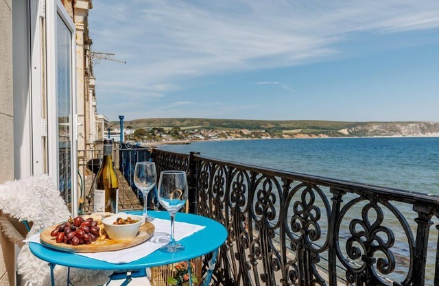 Balcony Apartment, Swanage. Sleeps 4 & baby