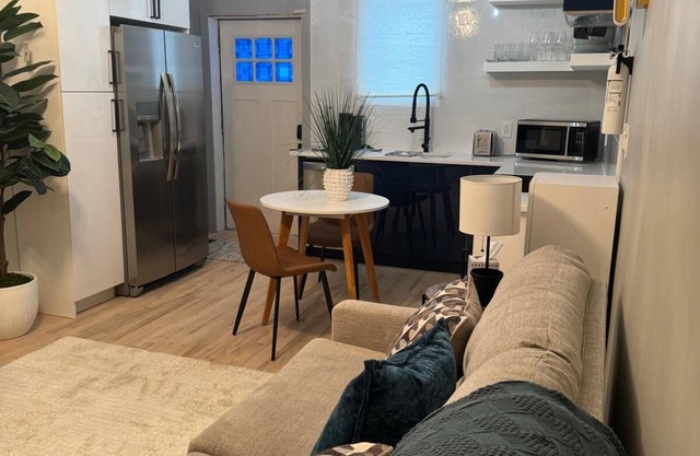 Baldwin's Bijou Studio Apartment w/ a/c, queen bed