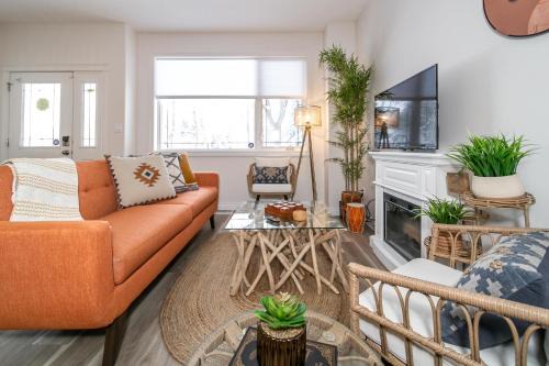 Bali Style Home - King Bed - Fireplace - Jacuzzi - Fast Wi-Fi - Free Netflix & Garage Parking